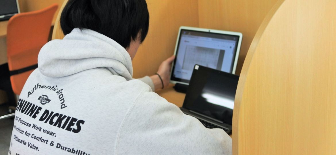 通信制高校の単位認定試験に不安を感じる生徒を支える学習サポート