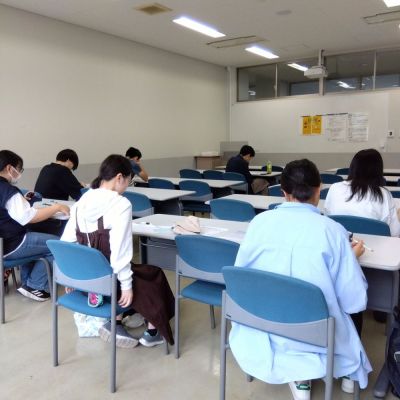 通信制サポート校・北京都キャンパスの単位認定試験の様子